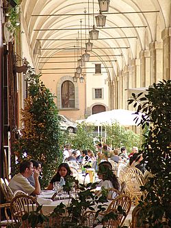 Vakantie in Italië: terras in Arezzo (Toscane)